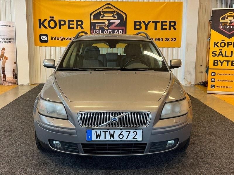 Grå Begagnad 2005 Volvo V50 Momentum Kombi | 29 900 kr (Marknadspris) - Bild 1/4