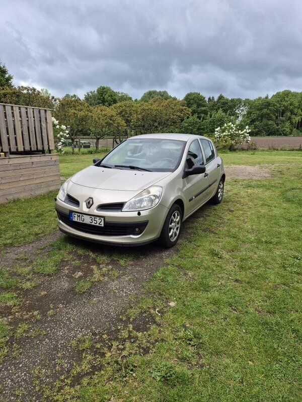Grå Begagnad 2007 Renault Clio II Halvkombi | 30 000 kr (Marknadspris) - Bild 1/4