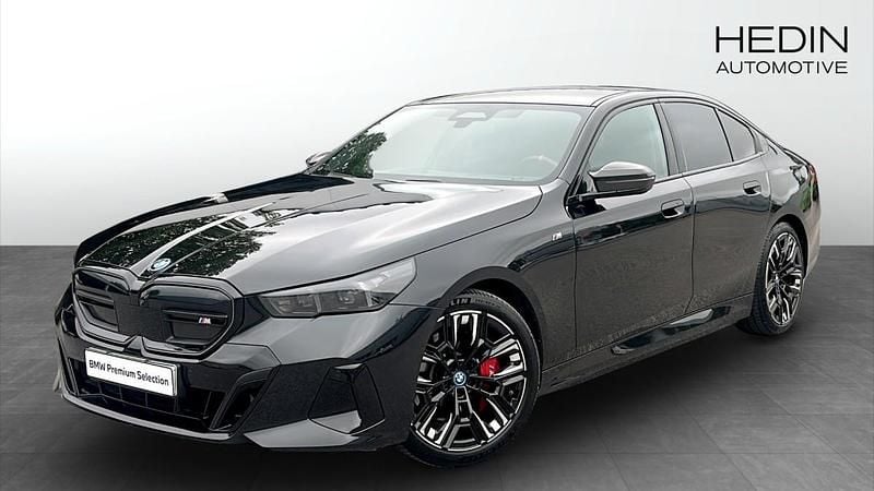 Svart (black) Begagnad 2023 BMW i5 M Sport Sedan | 798 700 kr - Bild 1/4