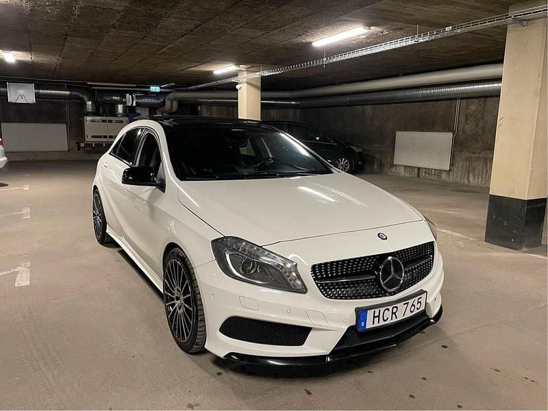 Vit Begagnad 2015 Mercedes A180 AMG Halvkombi | 185 000 kr (Marknadspris) - Bild 1/4