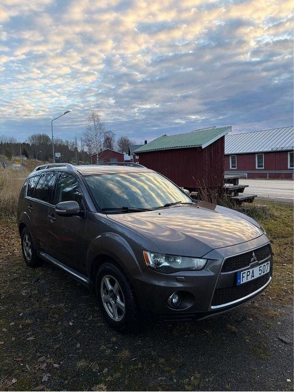 Brun Begagnad 2010 Mitsubishi Outlander Comfort Edition SUV | 35 000 kr (Bra pris) - Bild 1/4