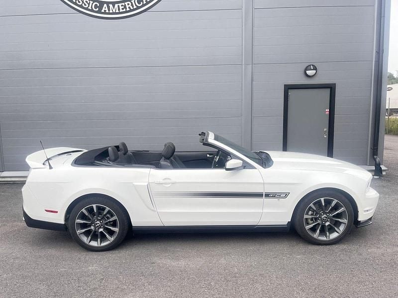 Vit Begagnad 2012 Ford Mustang GT Cab | 339 000 kr (Lite dyr) - Bild 1/4
