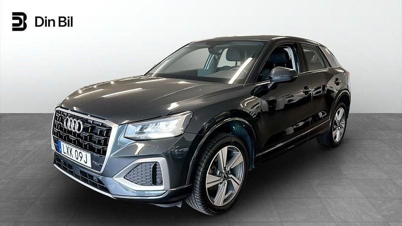 Mörkgrå (manhattangrå metallic) Begagnad 2022 Audi Q2 Proline SUV | 249 900 kr (Marknadspris) - Bild 1/4