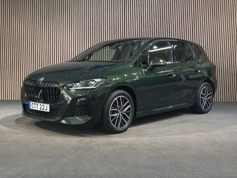 Grön Begagnad 2023 BMW 230 Kombi | 379 400 kr - Bild 1/4