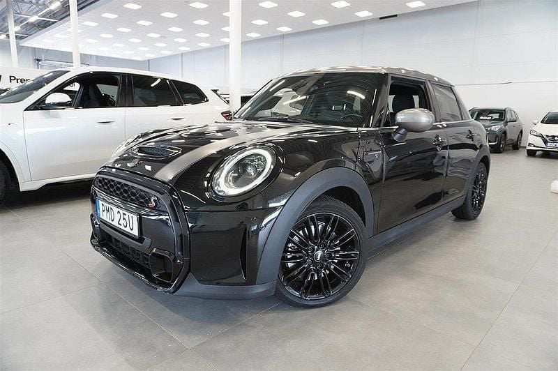 Svart Begagnad 2022 Mini Cooper Halvkombi | 269 500 kr (Marknadspris) - Bild 1/4