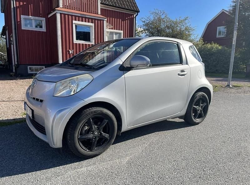 Silver Begagnad 2009 Toyota iQ Halvkombi | 29 500 kr (Bra pris) - Bild 1/4