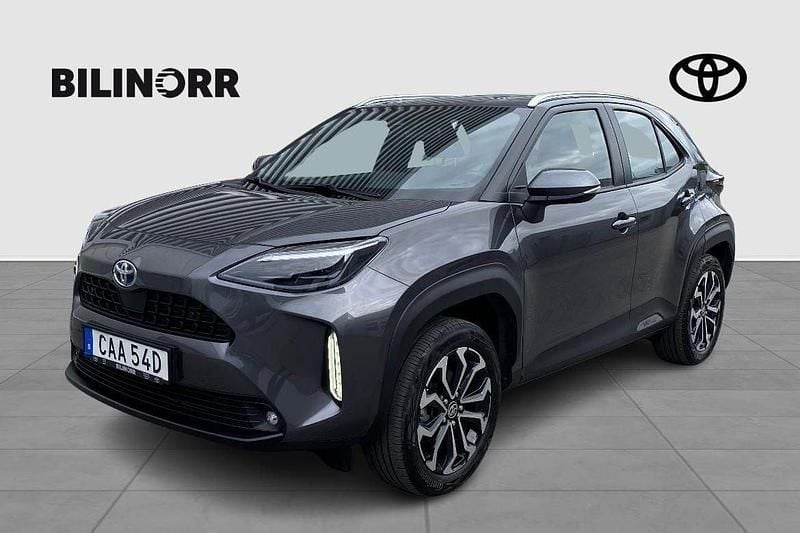 Mörkgrå (grå) Begagnad 2022 Toyota Yaris Cross Active SUV | 289 900 kr (Marknadspris) - Bild 1/4