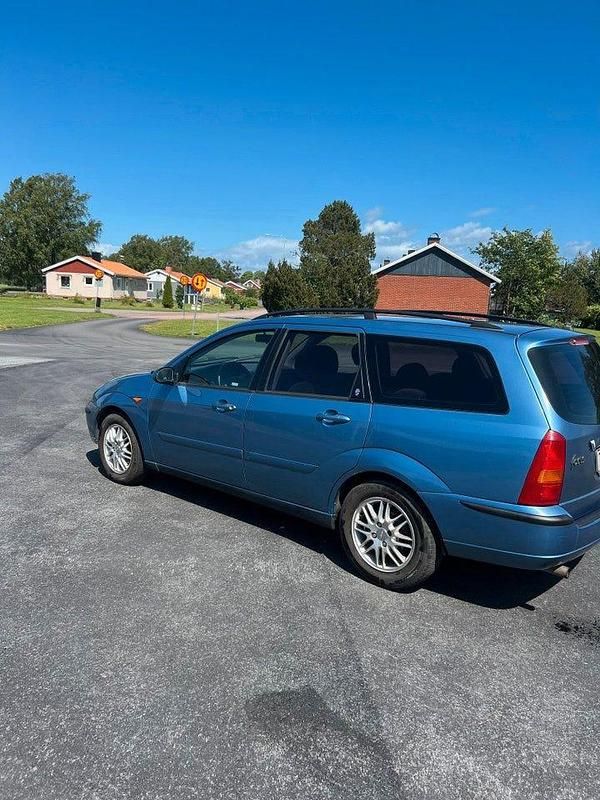 Begagnad Ford Focus Ghia 131 HK (96 kW) 2002 Blå Kombi