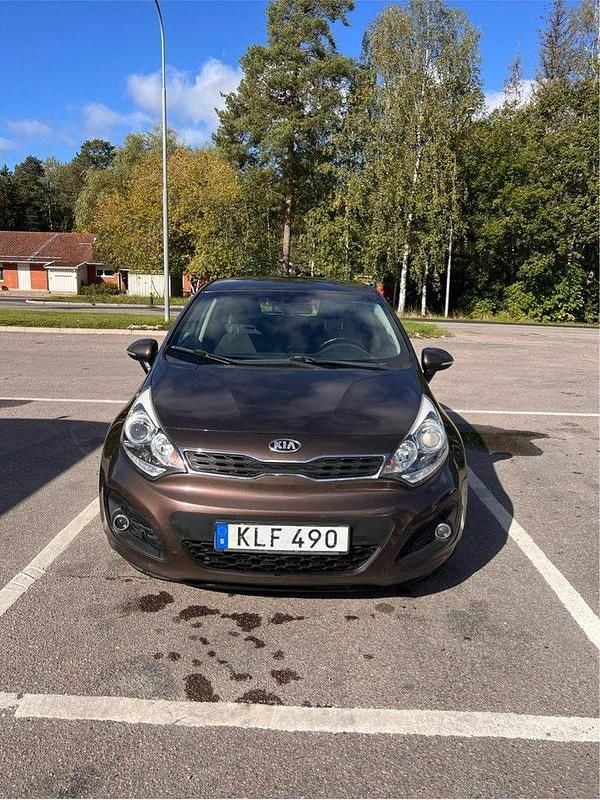 Brun Begagnad 2014 Kia Rio Halvkombi | 48 000 kr (Bra pris) - Bild 1/4