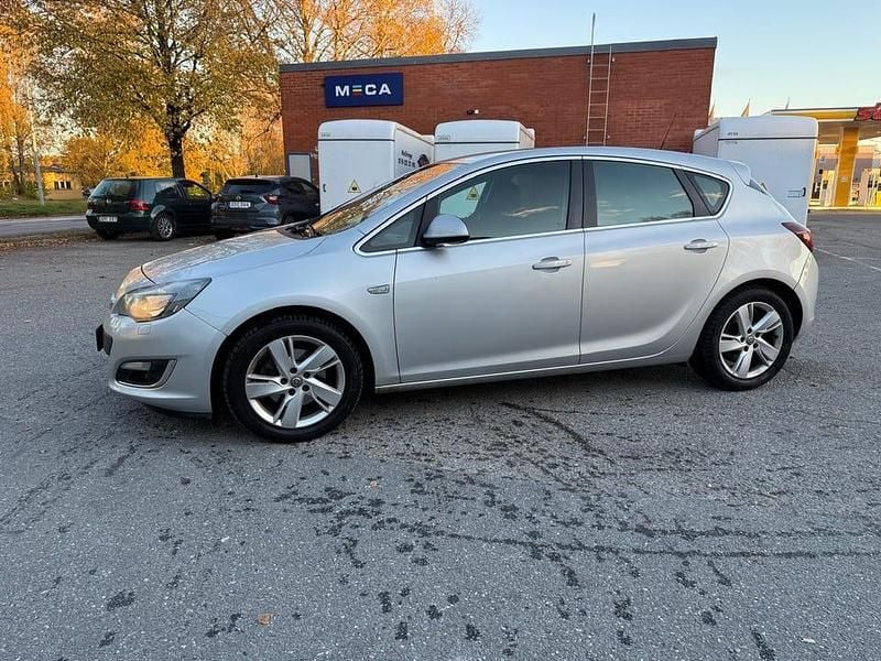 Silver metallic Begagnad 2013 Opel Astra Sport Halvkombi | 34 000 kr (Marknadspris) - Bild 1/4