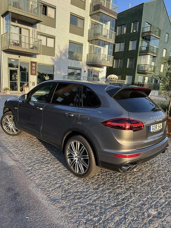 Grå Begagnad 2015 Porsche Cayenne S E-Hybrid SUV | 395 000 kr (Marknadspris) - Bild 1/4