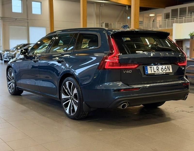 Begagnad Volvo V60 Momentum 190 HK (139 kW) 2020 Mörkblå Kombi