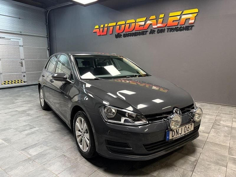 Mörkgrå Begagnad 2015 VW Golf VII Halvkombi | 94 900 kr (Marknadspris) - Bild 1/4
