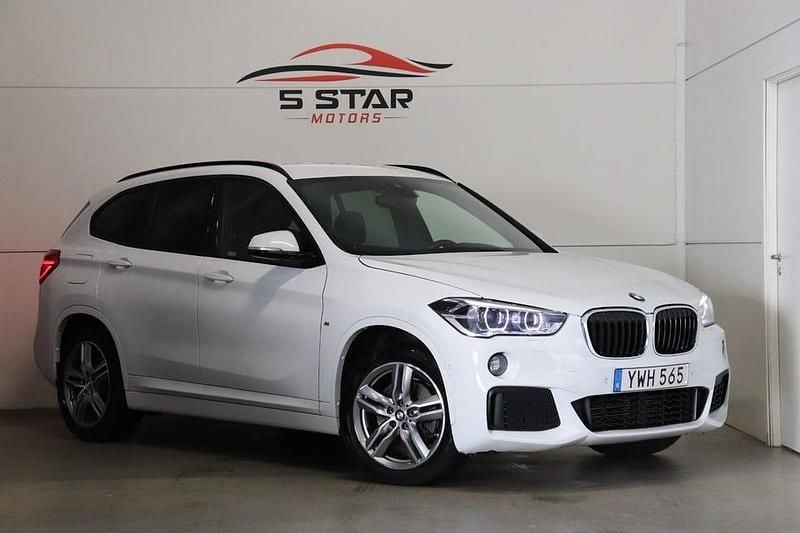 Vit Begagnad 2018 BMW X1 M Sport SUV | 234 900 kr (Marknadspris) - Bild 1/4