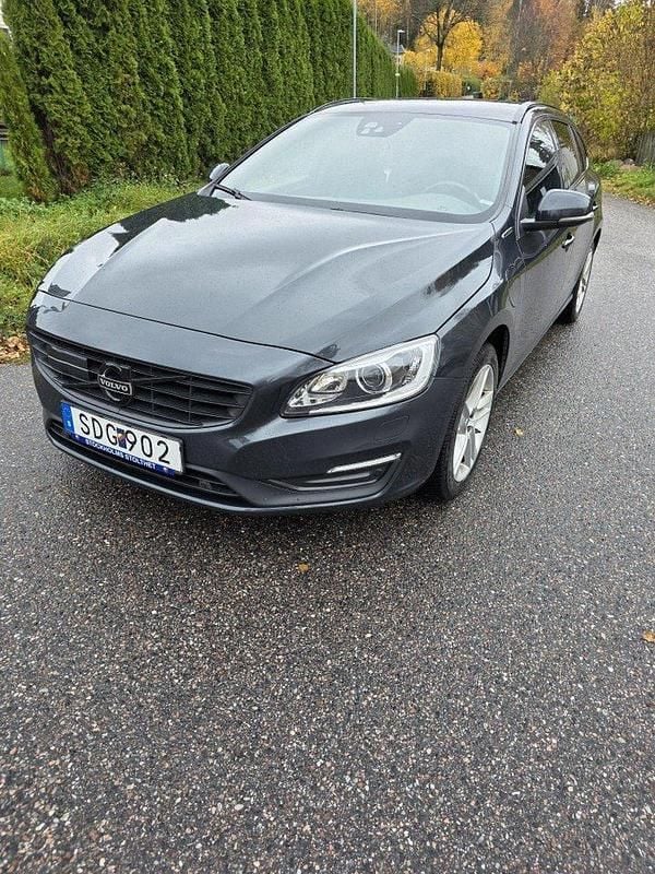 Grå Begagnad 2018 Volvo V60 Standard Kombi | 220 000 kr - Bild 1/4