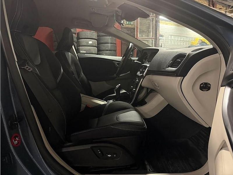 Begagnad Volvo V40 Momentum 177 HK (130 kW) 2013 Blå