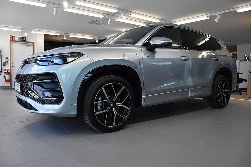 Oyster silver metallic Ny 2025 VW Tayron R-line Edition SUV | 683 698 kr (Lite dyr) - Bild 1/3