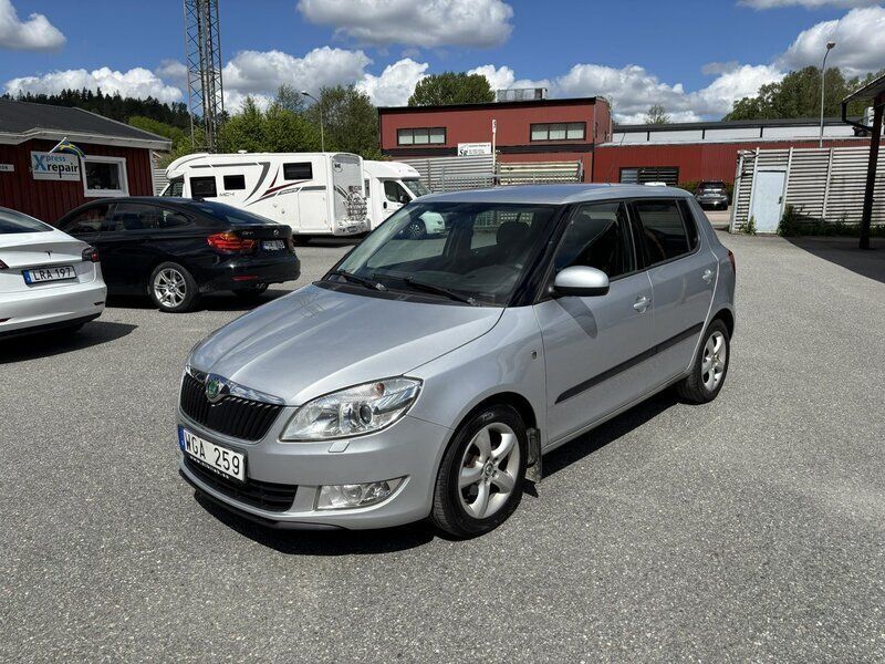 Silver Begagnad 2011 Skoda Fabia Elegance Halvkombi | 44 600 kr (Marknadspris) - Bild 1/4