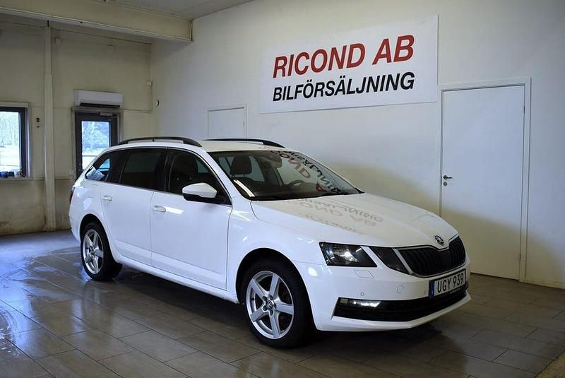 Vit Begagnad 2017 Skoda Octavia Ambition Kombi | 99 900 kr (Marknadspris) - Bild 1/4