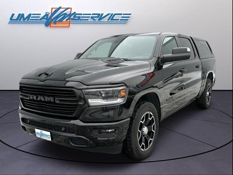 Svart (svart / svart skinninredning) Begagnad 2019 Dodge Ram Pickup | 573 750 kr - Bild 1/4
