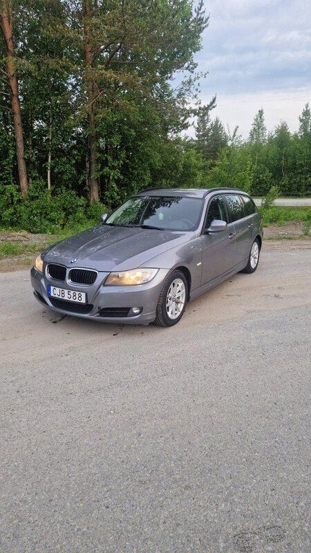 Grå Begagnad 2011 BMW 318 Comfort Edition Kombi | 63 000 kr (Bra pris) - Bild 1/4