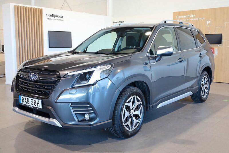 Grå Begagnad 2022 Subaru Forester Active SUV | 299 900 kr (Marknadspris) - Bild 1/3