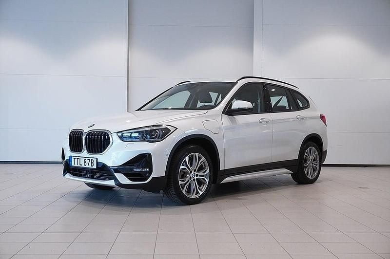 Vit Begagnad 2020 BMW X1 Sport Line SUV | 279 800 kr (Marknadspris) - Bild 1/4