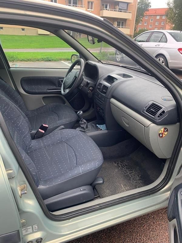 Begagnad Renault Clio II 75 HK (55 kW) 2003 Halvkombi