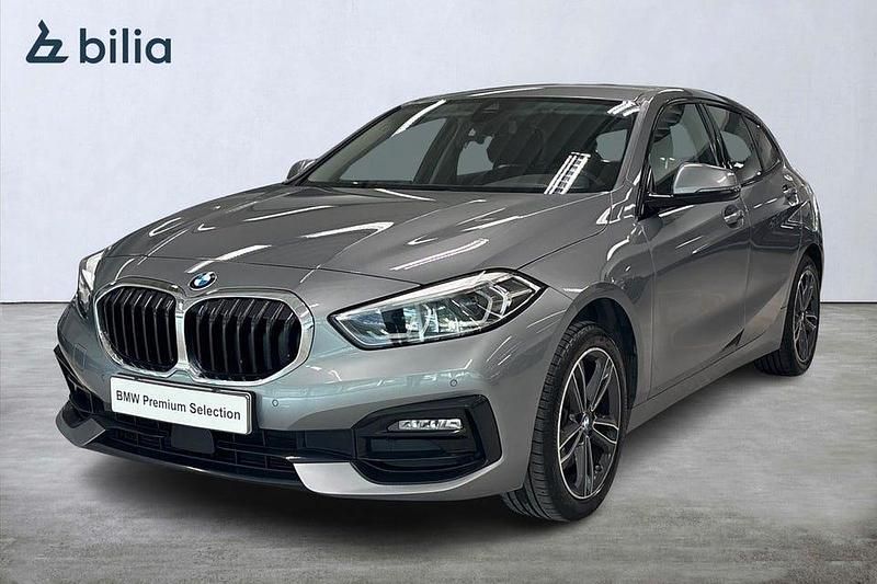 Grå Begagnad 2022 BMW 118 Sport Line Halvkombi | 234 900 kr (Marknadspris) - Bild 1/4