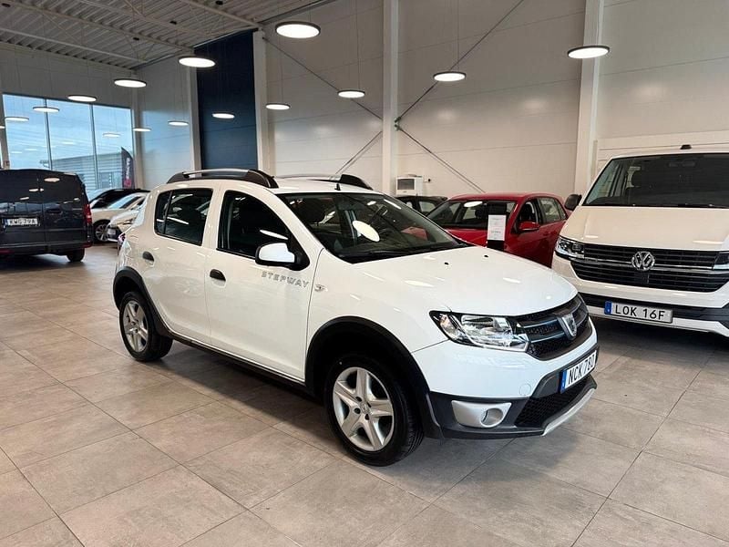 Vit Begagnad 2016 Dacia Sandero Stepway Halvkombi | 99 900 kr (Marknadspris) - Bild 1/4