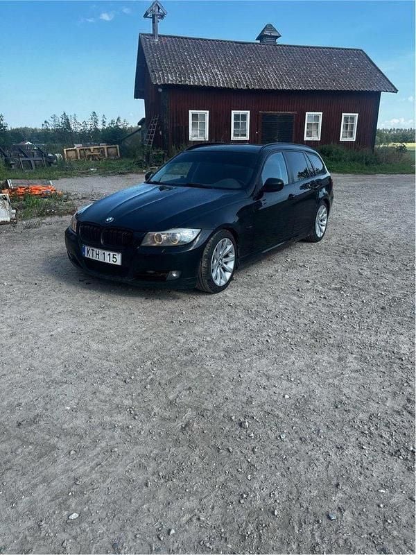 Svart Begagnad 2010 BMW 320 Comfort Edition Kombi | 62 000 kr (Marknadspris) - Bild 1/4