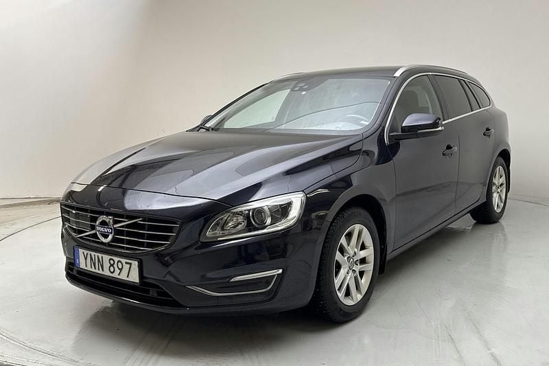 Mörkblå Begagnad 2018 Volvo V60 Standard Kombi | 202 000 kr (Marknadspris) - Bild 1/4