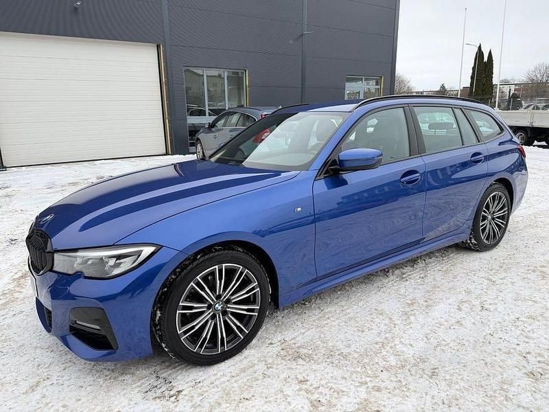 Blå Begagnad 2021 BMW 320 M Sport Kombi | 245 000 kr (Marknadspris) - Bild 1/4