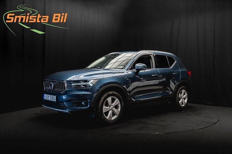 Mörkblå Begagnad 2020 Volvo XC40 Inscription SUV | 298 900 kr (Marknadspris) - Bild 1/3