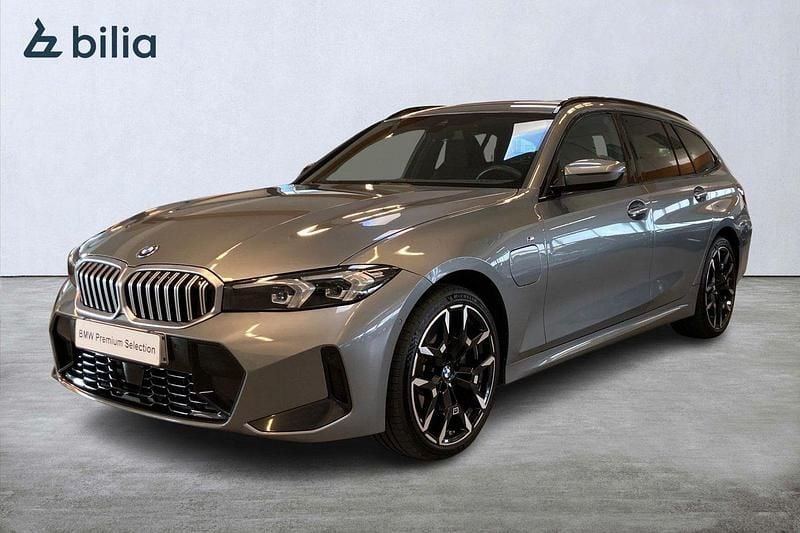 Grå Begagnad 2025 BMW 330e Shadowline Kombi | 519 000 kr - Bild 1/4