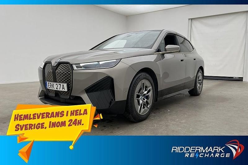 Grå Begagnad 2022 BMW iX Sport Line SUV | 454 800 kr (Marknadspris) - Bild 1/3