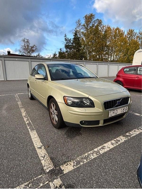 Grön Begagnad 2004 Volvo S40 Sedan | 40 000 kr (Marknadspris) - Bild 1/4