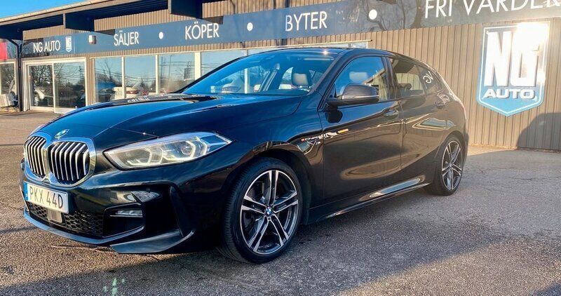 Svart Begagnad 2020 BMW 120 M Sport Halvkombi | 229 900 kr (Marknadspris) - Bild 1/4