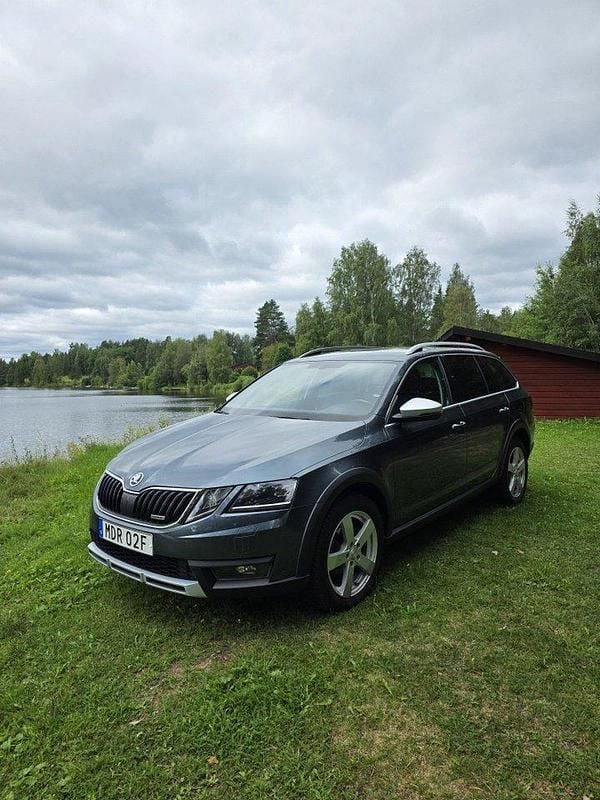 Grå Begagnad 2019 Skoda Octavia Scout Kombi | 255 000 kr (Bra pris) - Bild 1/4