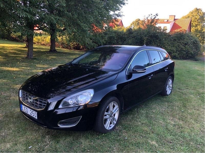 Svart Begagnad 2011 Volvo V60 Momentum Kombi | 93 000 kr (Marknadspris) - Bild 1/4