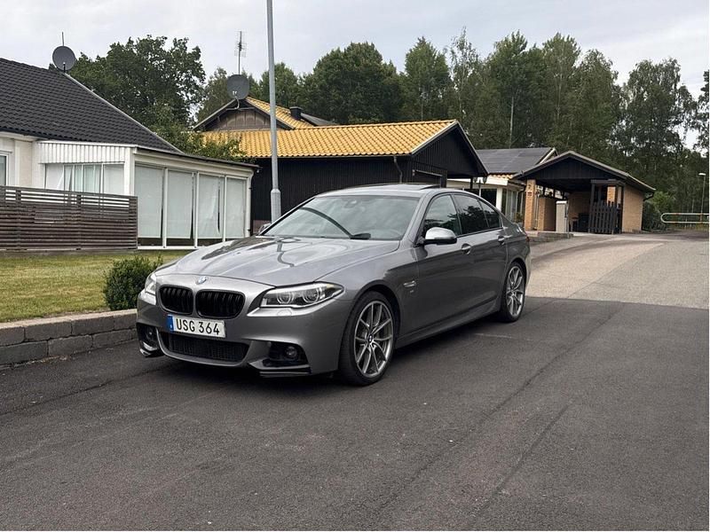 Grå Begagnad 2015 BMW 530 M Sport Sedan | 210 000 kr (Lite dyr) - Bild 1/4