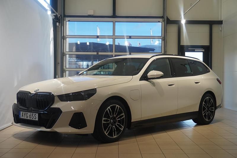 Begagnad BMW 530e Shadowline 2026 Vit Kombi