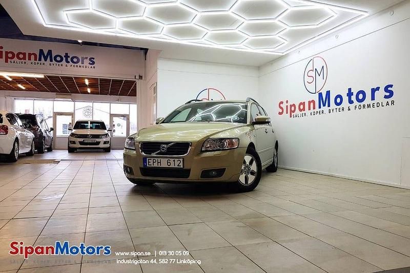 Grön Begagnad 2009 Volvo V50 Momentum Kombi | 64 900 kr (Marknadspris) - Bild 1/4