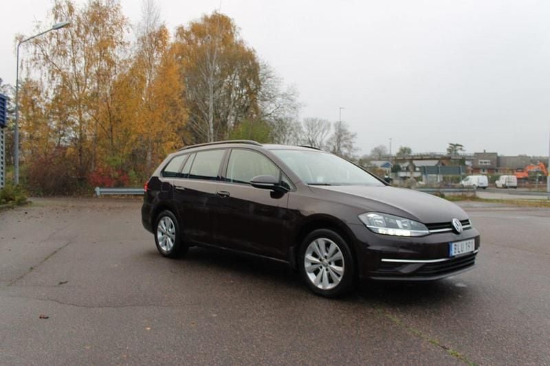 Svart Begagnad 2017 VW Golf VII Kombi | 98 800 kr (Marknadspris) - Bild 1/4