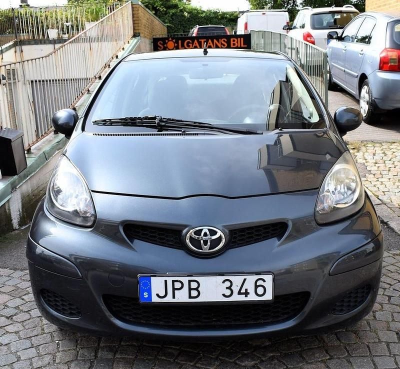 Mörkgrå (grå) Begagnad 2010 Toyota Aygo Halvkombi | 42 800 kr (Marknadspris) - Bild 1/4