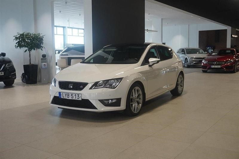 Vit Begagnad 2015 Seat Leon Halvkombi | 139 800 kr (Marknadspris) - Bild 1/4