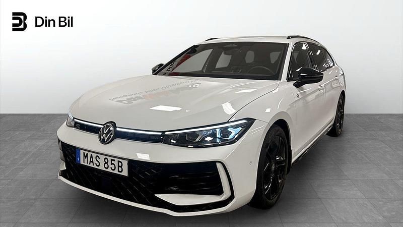 Vit Begagnad 2025 VW Passat R-line Kombi | 449 900 kr (Dyr) - Bild 1/4