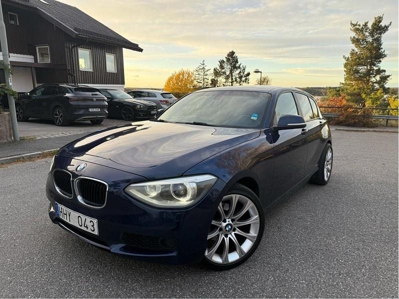 Begagnad 2013 BMW 120 Halvkombi | 74 900 kr (Marknadspris) - Bild 1/4