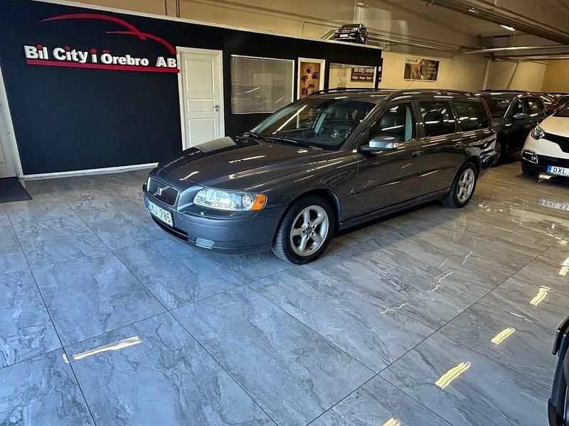 Grå Begagnad 2007 Volvo V70 Momentum Kombi | 62 900 kr (Dyr) - Bild 1/4