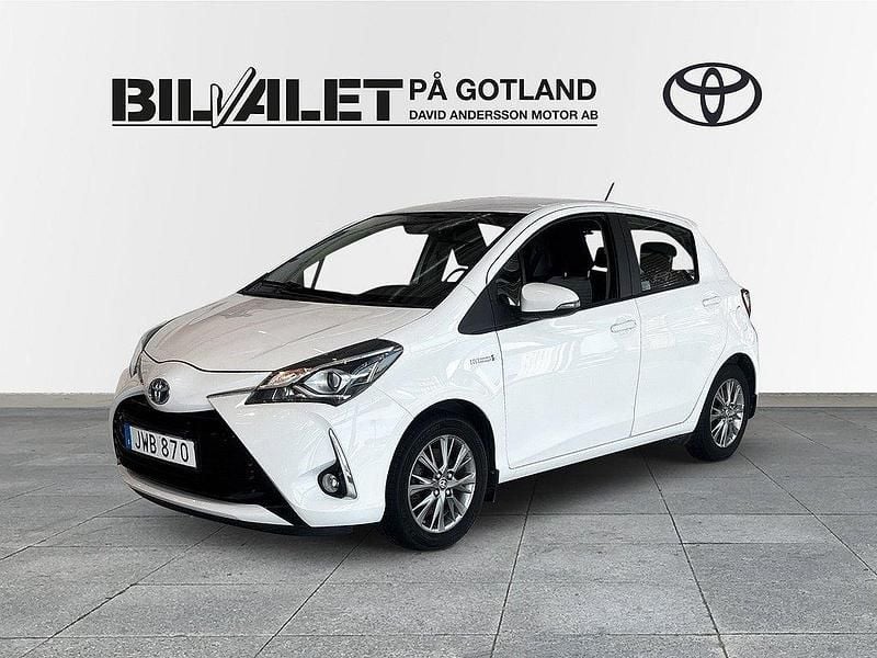 Vit Begagnad 2018 Toyota Yaris Hybrid Halvkombi | 139 000 kr (Marknadspris) - Bild 1/4
